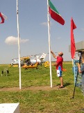 Флаг чемпионата России поднимает Андрей Щеколдин.
На соревнованиях было два флага - Российский и флаг Татарстана - места проведения соревнований.