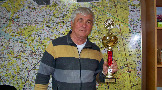 Виктор Планин демонстрирует главную награду - кубок за 1 место в командном зачете.